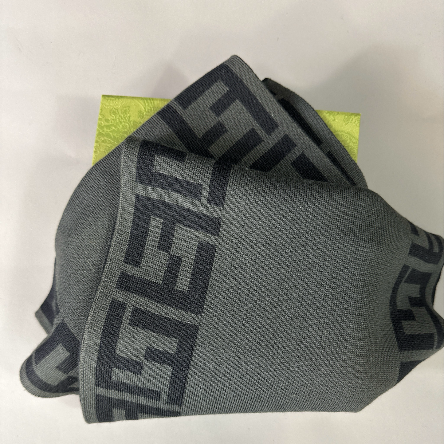Fendi Monogramm Schal in grau und schwarz