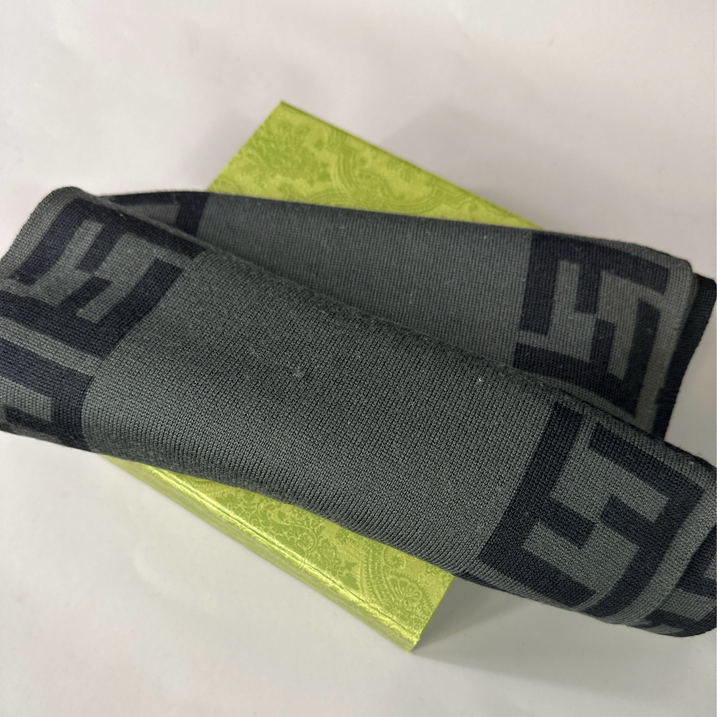 Fendi Monogramm Schal in grau und schwarz
