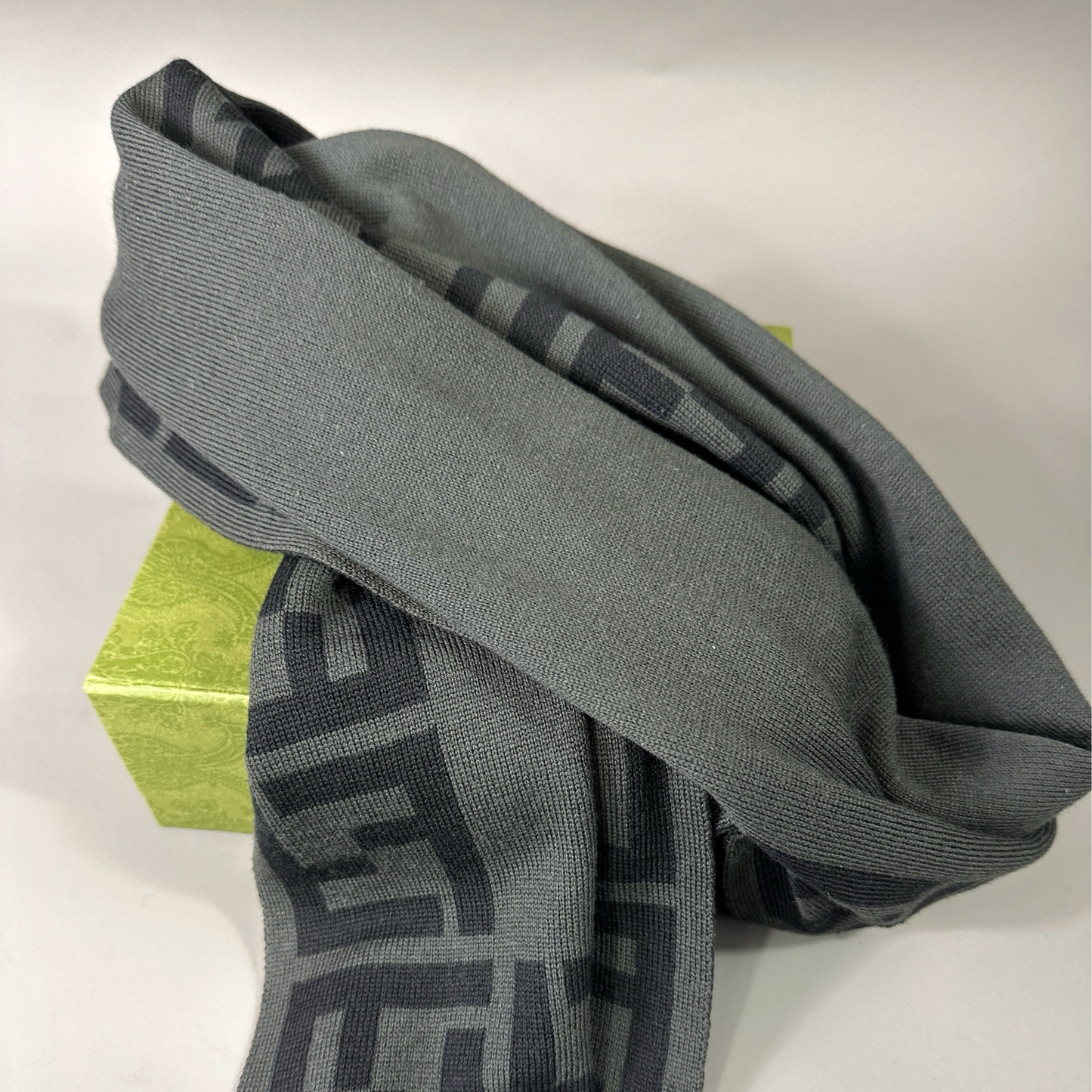 Fendi Monogramm Schal in grau und schwarz
