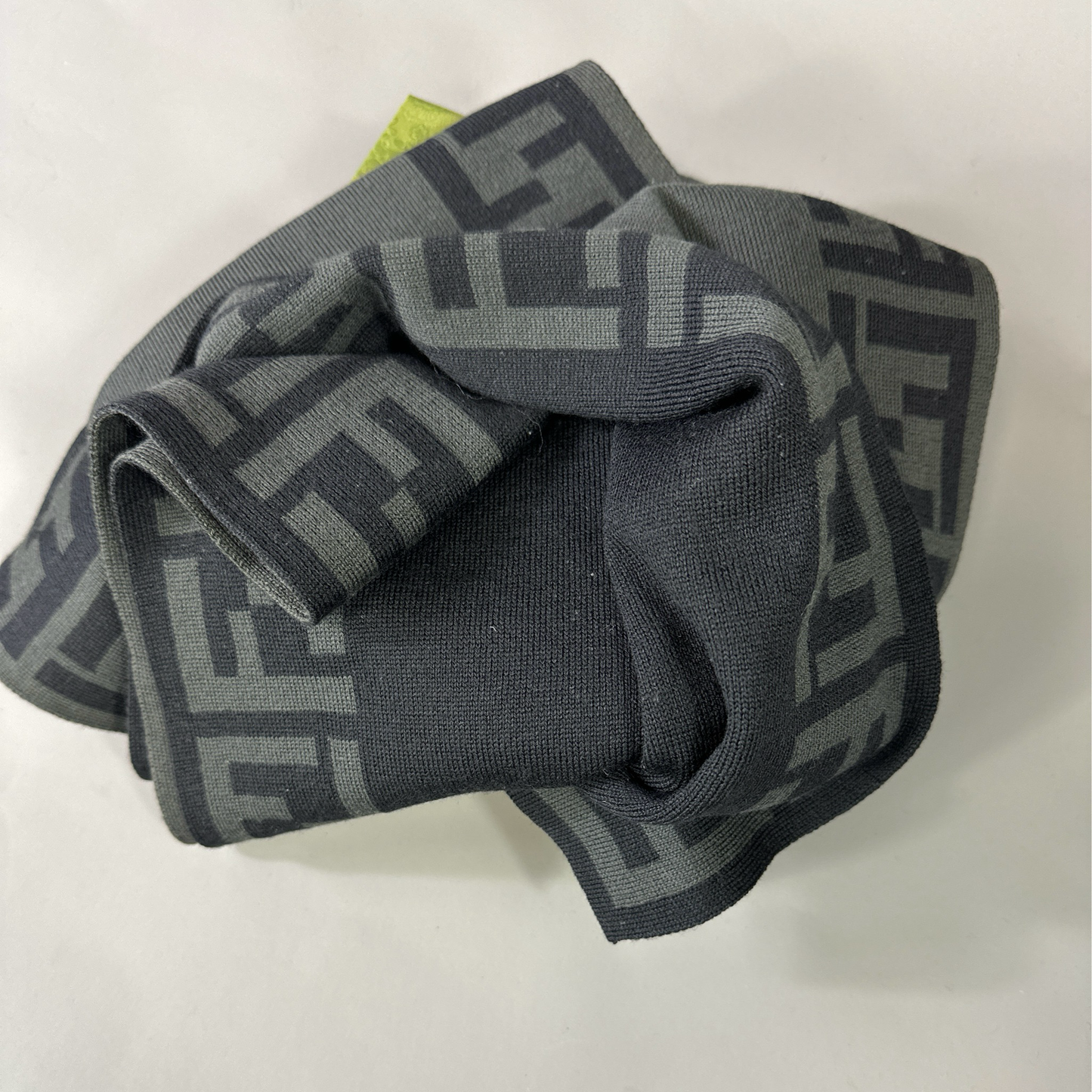 Fendi Monogramm Schal in grau und schwarz