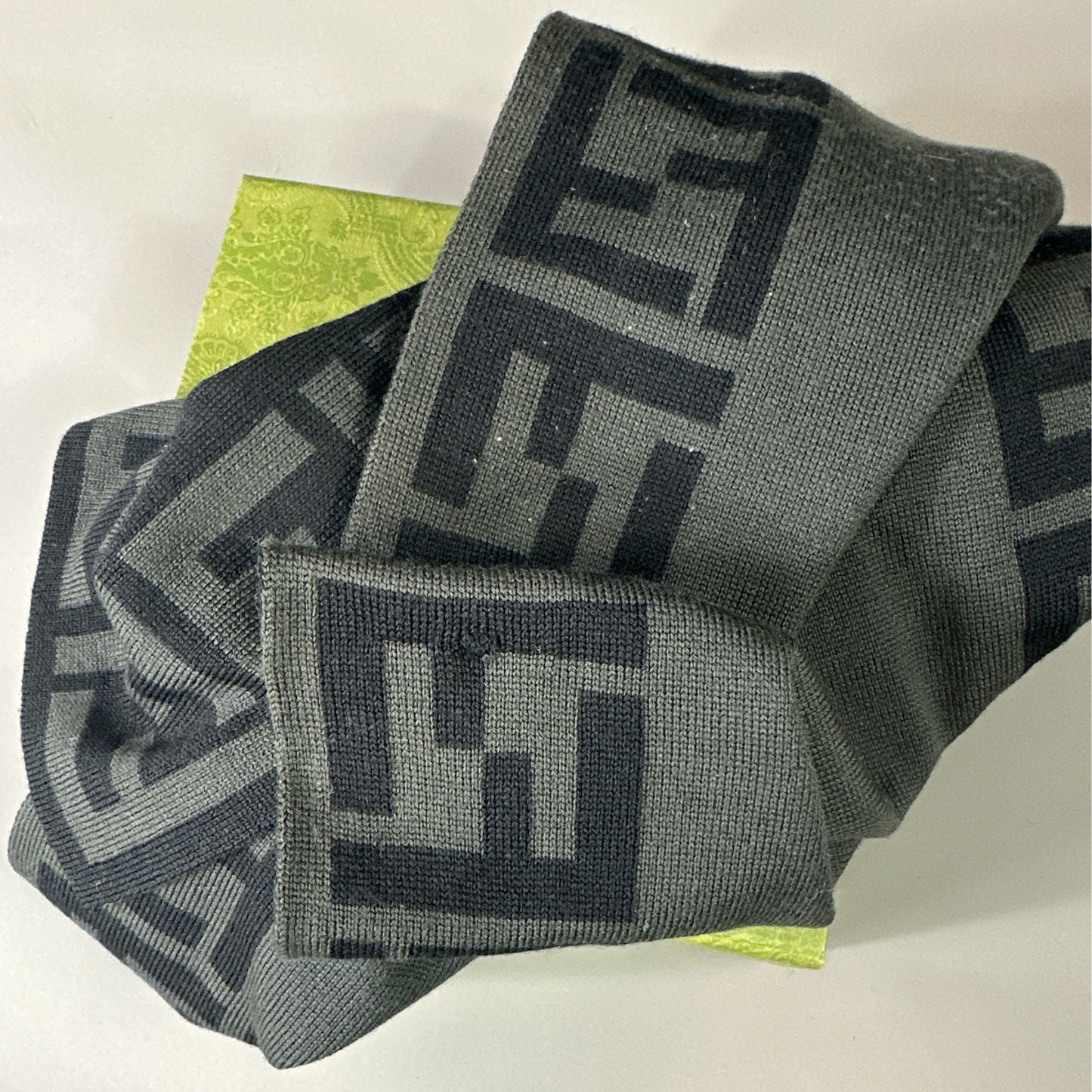 Fendi Monogramm Schal in grau und schwarz