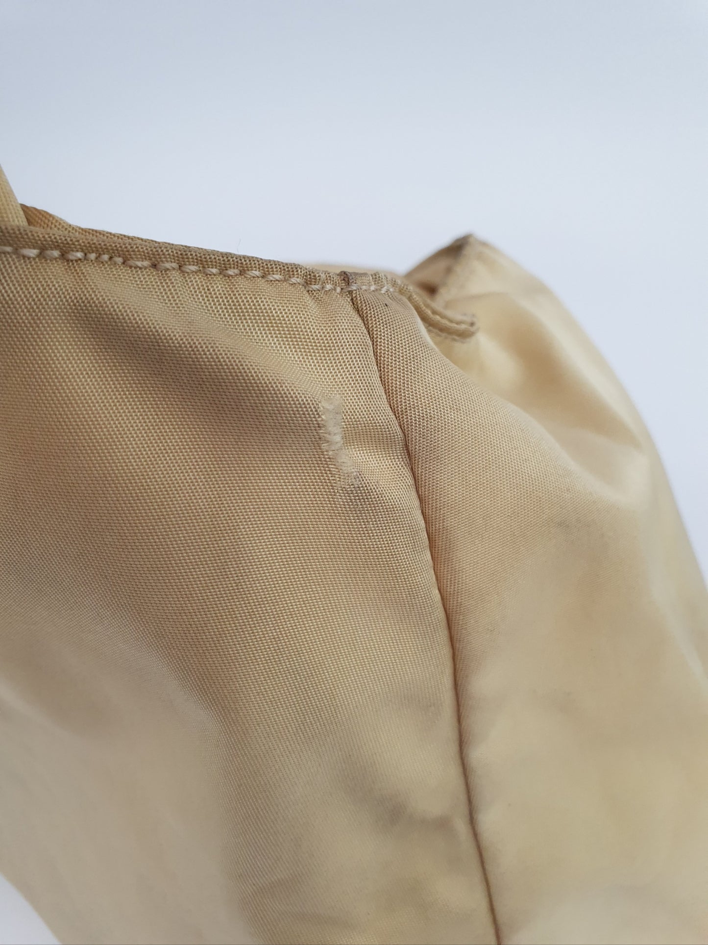 Prada Handtasche aus Nylon Beige