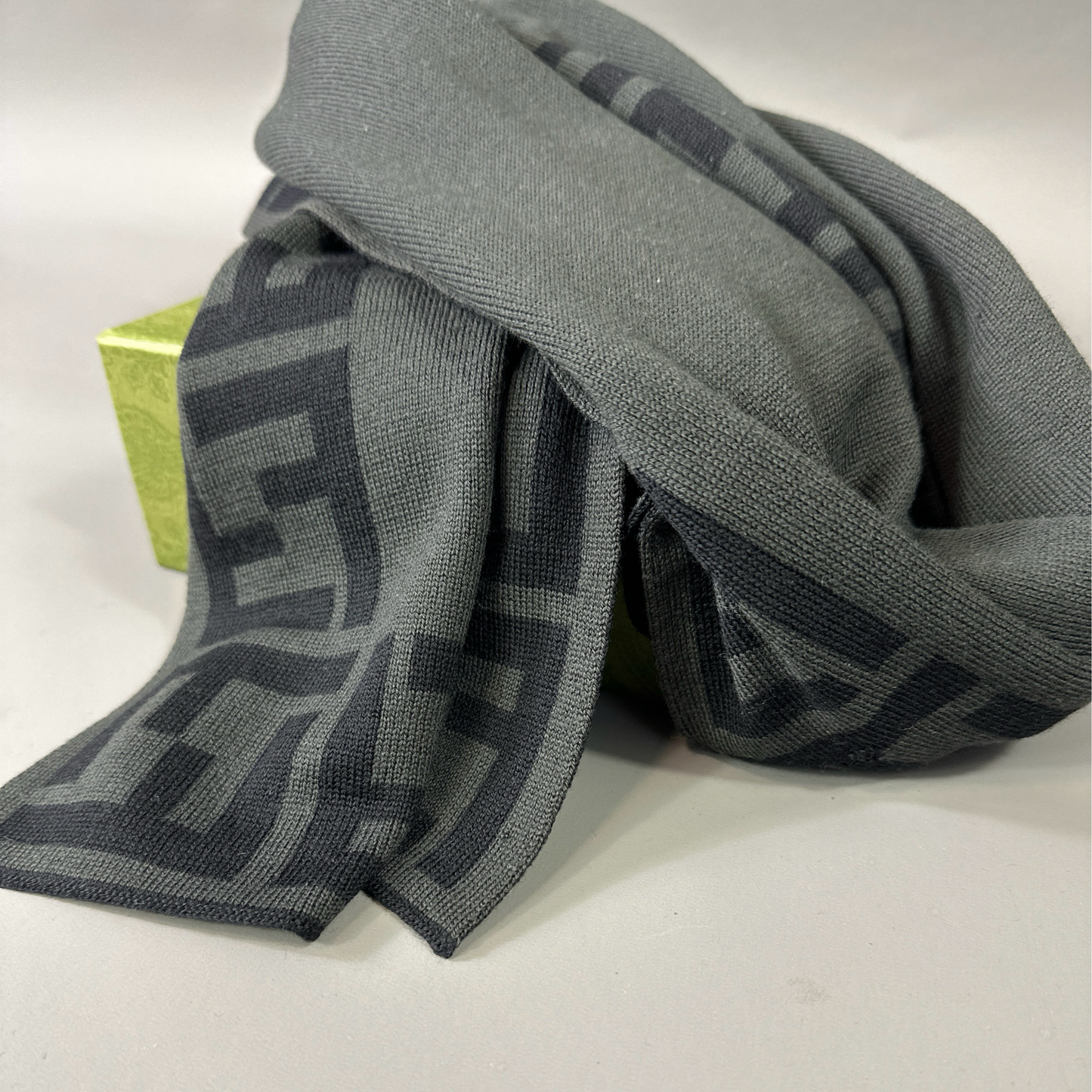 Fendi Monogramm Schal in grau und schwarz