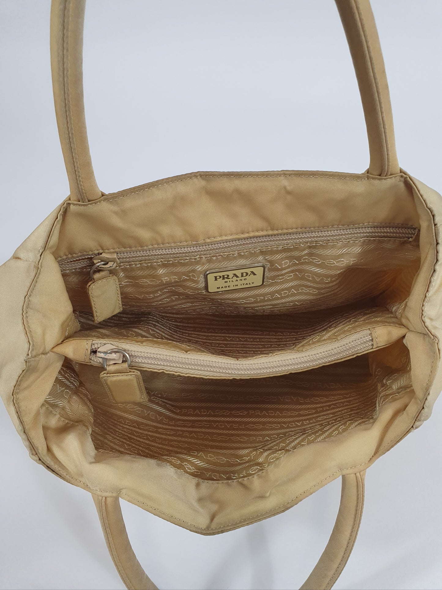 Prada Handtasche aus Nylon Beige
