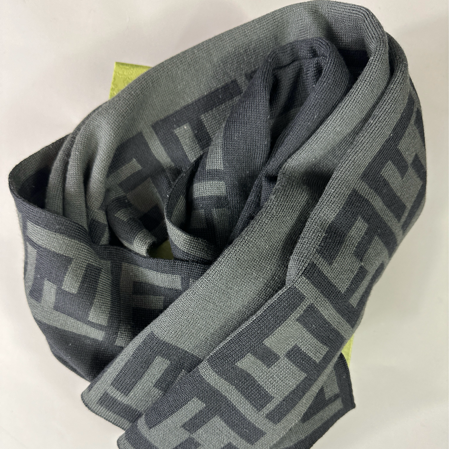Fendi Monogramm Schal in grau und schwarz