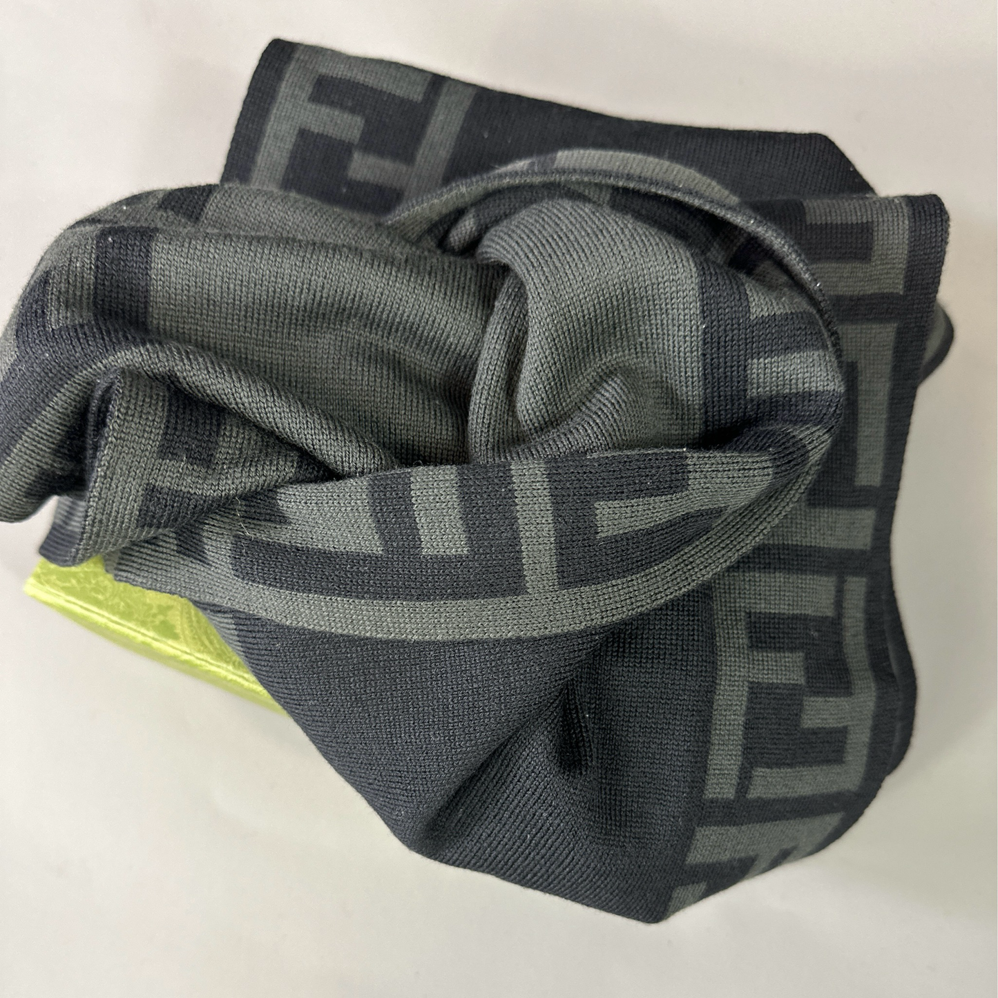 Fendi Monogramm Schal in grau und schwarz