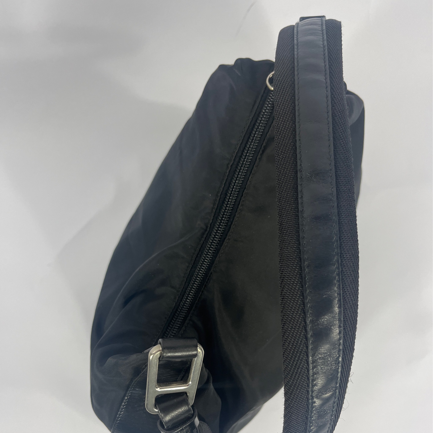 Prada Hand-Schultertasche in schwarz