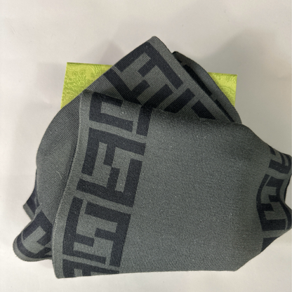 Fendi Monogramm Schal in grau und schwarz